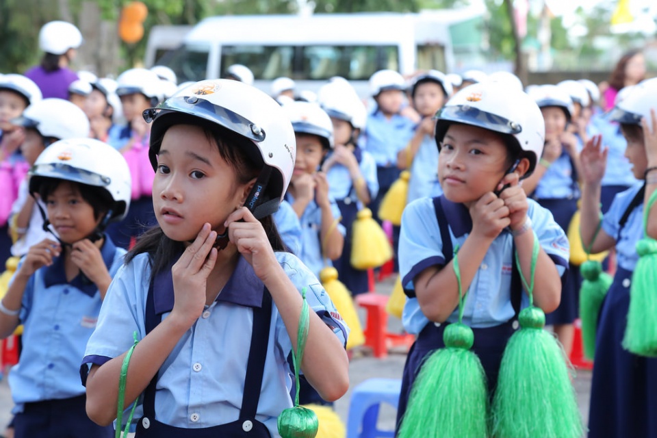 Trẻ em mấy tuổi phải đội mũ bảo hiểm?