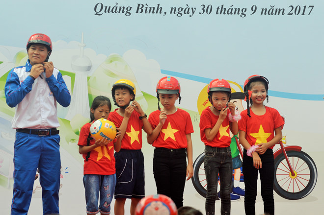 Vì sao phải đội mũ bảo hiểm cho trẻ em?