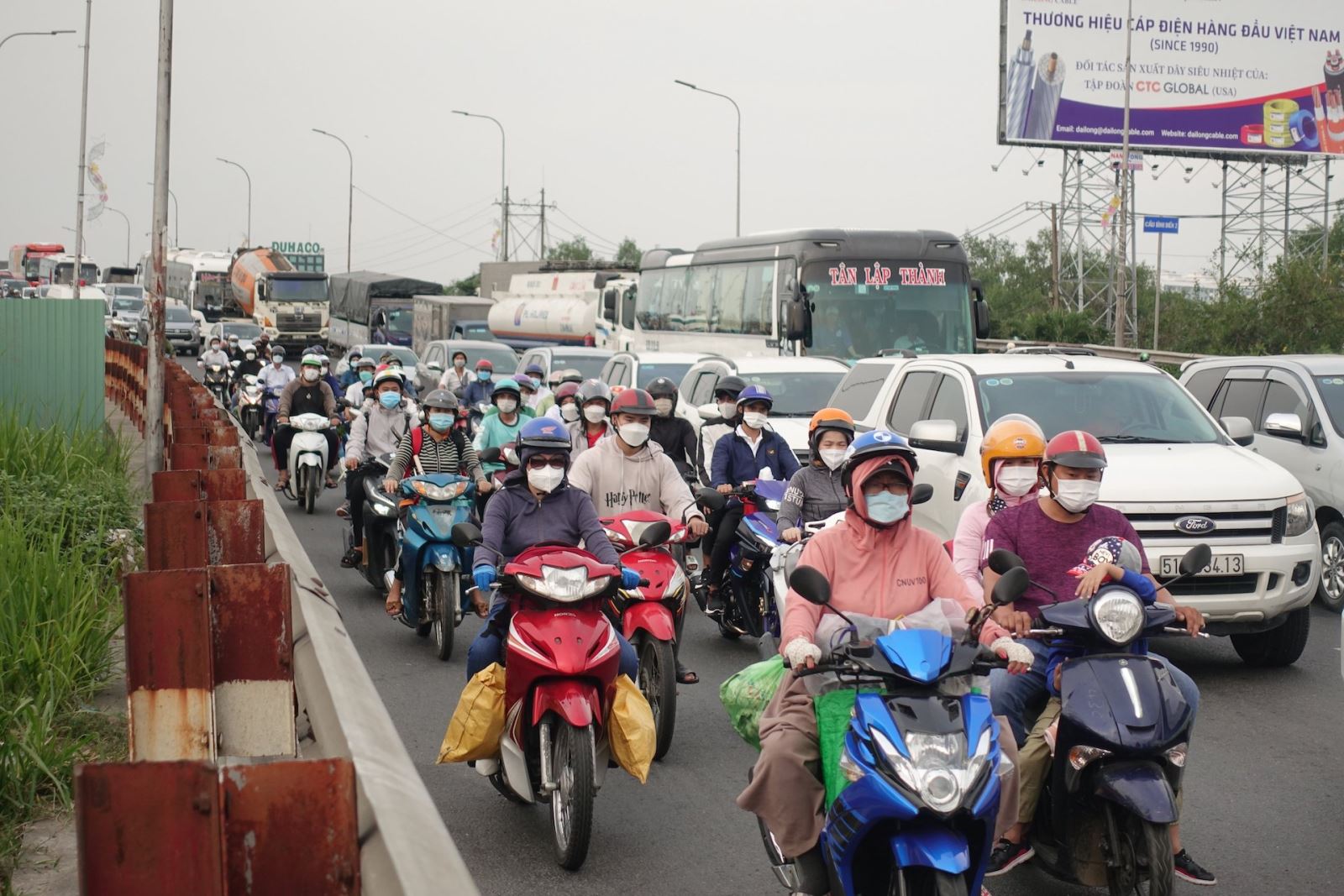 Tại sao lại cần đeo mũ bảo hiểm khi lái xe?